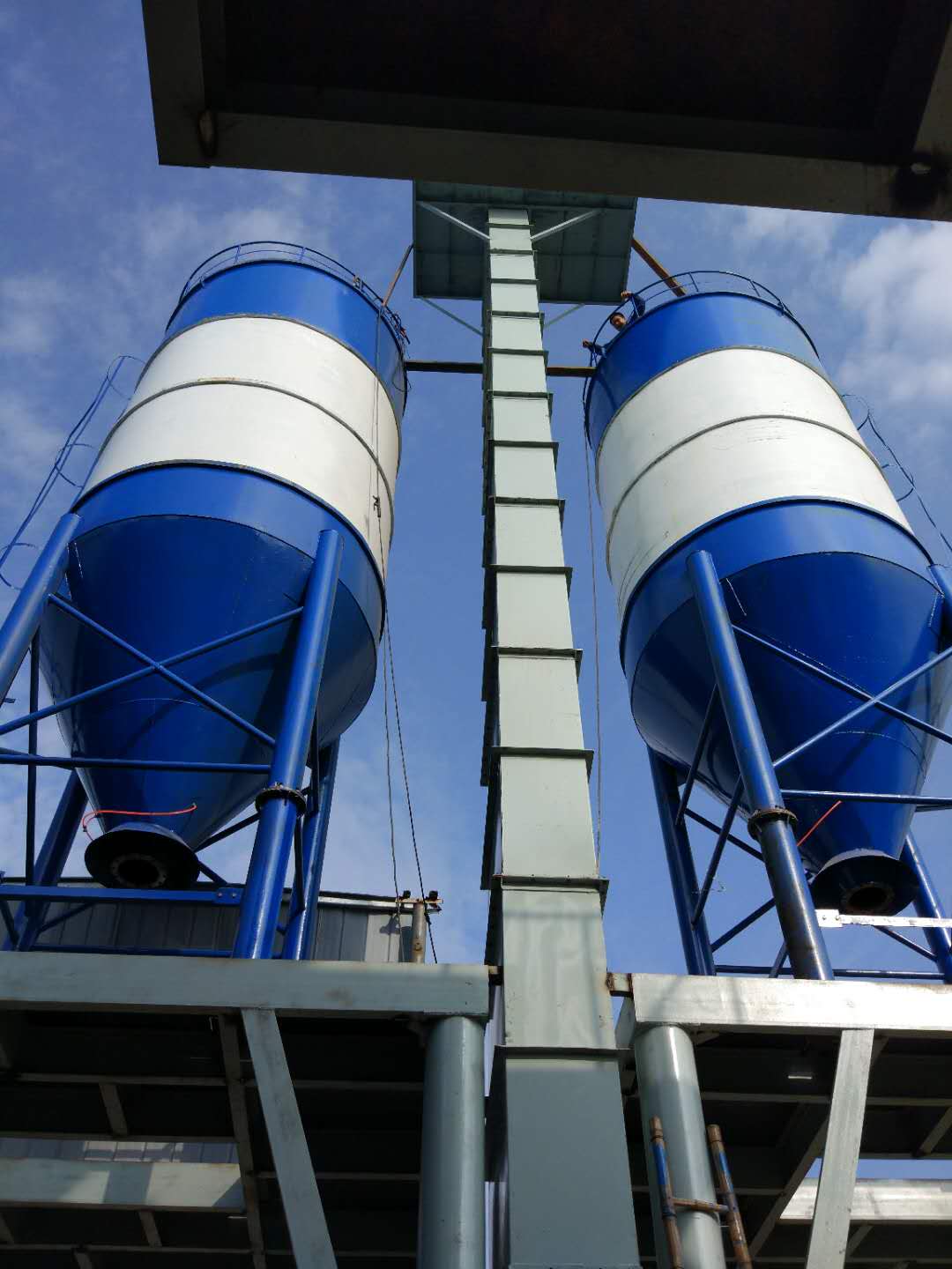 兩個成品儲料罐